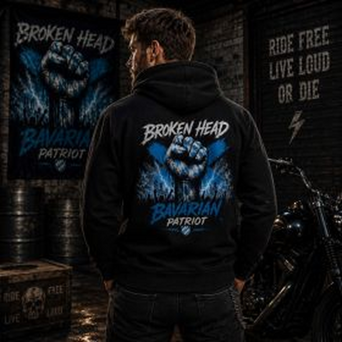 Bavarian Patriot Hoodie von hinten in einer dunklen Werkstatt-Szene